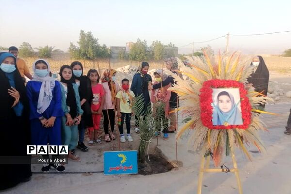 کاشت درخت به مناسبت روز دختر بیاد فاطمه خضری مقدم در روستای احمد آباد