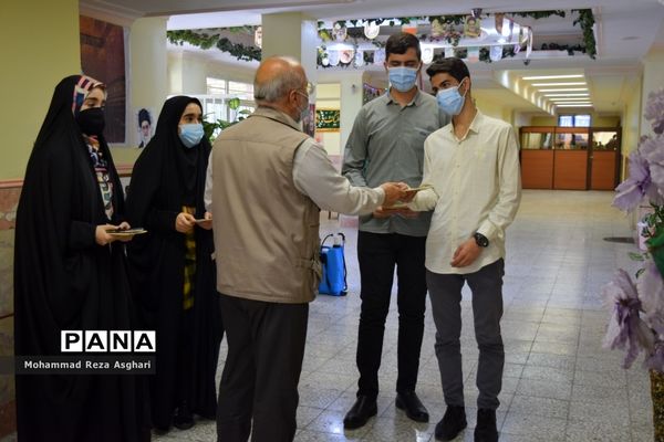 بازدید معاون مجلس دانش آموزی کشور از حوزه های امتحانی منطقه 14