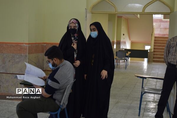 بازدید معاون مجلس دانش آموزی کشور از حوزه های امتحانی منطقه 14