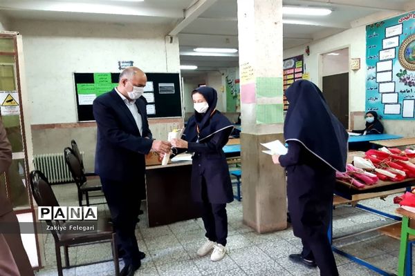 تقدیم گل به دختران آموزش و پرورش ناحیه دو بهارستان