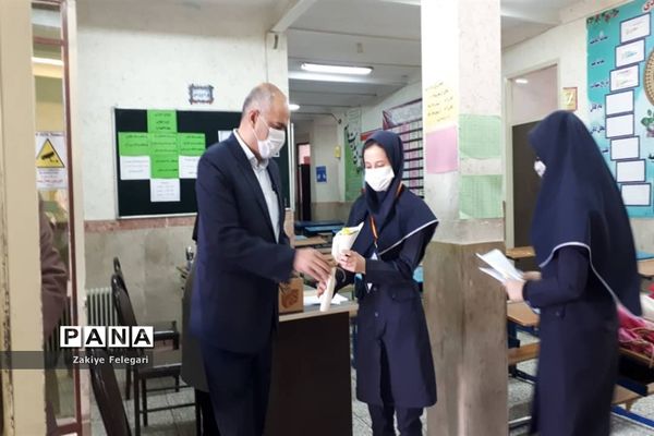 تقدیم گل به دختران آموزش و پرورش ناحیه دو بهارستان