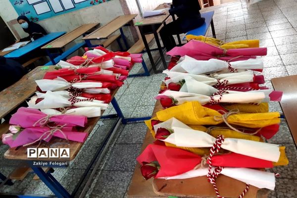 تقدیم گل به دختران آموزش و پرورش ناحیه دو بهارستان