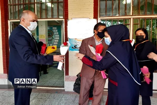 تقدیم گل به دختران آموزش و پرورش ناحیه دو بهارستان