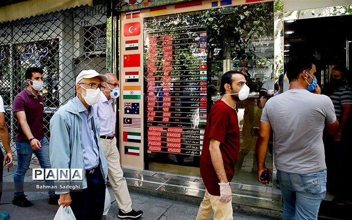 صرافان بانکی دلار را چند می‌فروشند؟