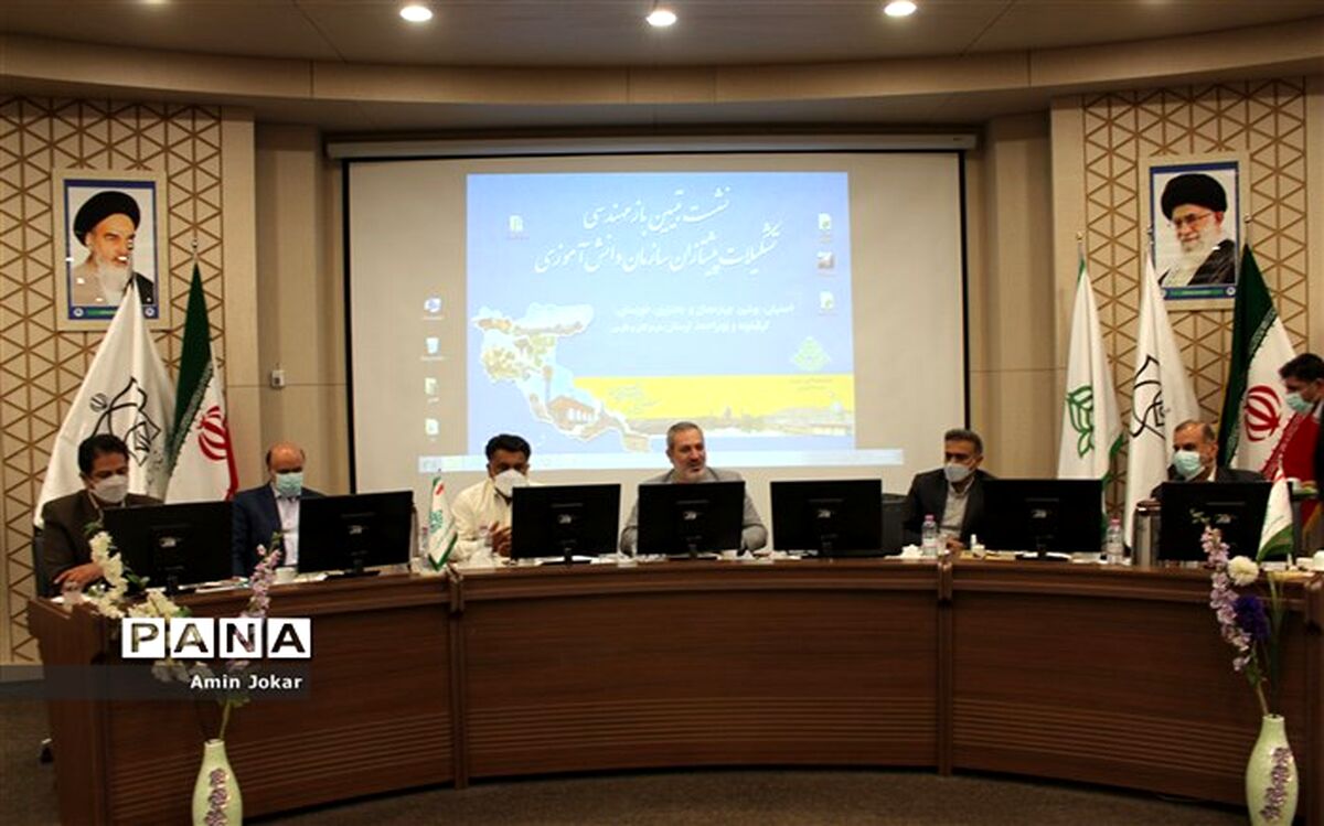 آغاز نشست تبیین بازمهندسی تشکیلات پیشتازان سازمان دانش‌آموزی در شیراز