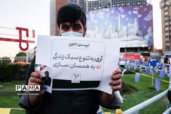 تجمع حامیان همتی در میدان ولیعصر تهران