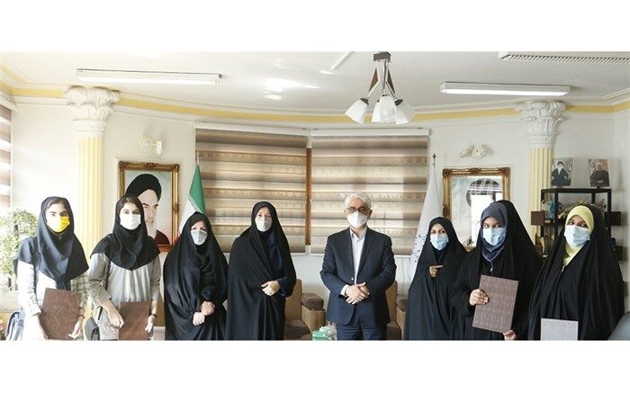 تجلیل مدیرکل آموزش و پرورش استان گیلان از 4 دانش آموز دختر نخبه استان