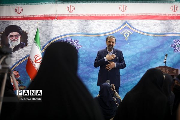 دیدار جمعی از بانوان با محسن رضایی