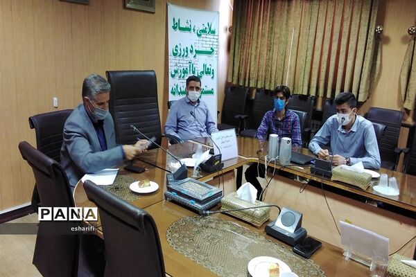 جلسه نمایندگان مجلس دانش آموزی ناحیه 2  استان اصفهان با مدیر آموزش و پرورش ناحیه ۲