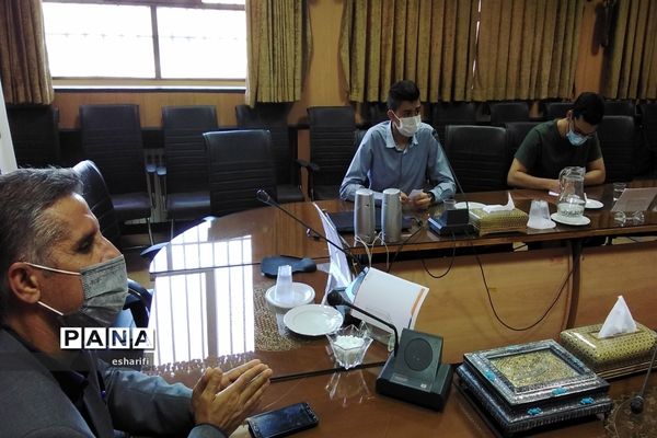 جلسه نمایندگان مجلس دانش آموزی ناحیه 2  استان اصفهان با مدیر آموزش و پرورش ناحیه ۲