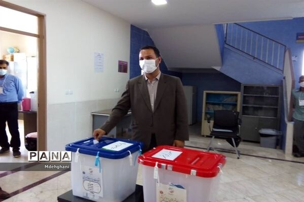 حضور عوامل اجرایی و فرماندار نائین در شعب اخذ رای