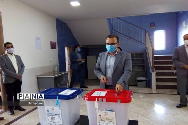 حضور عوامل اجرایی و فرماندار نائین در شعب اخذ رای