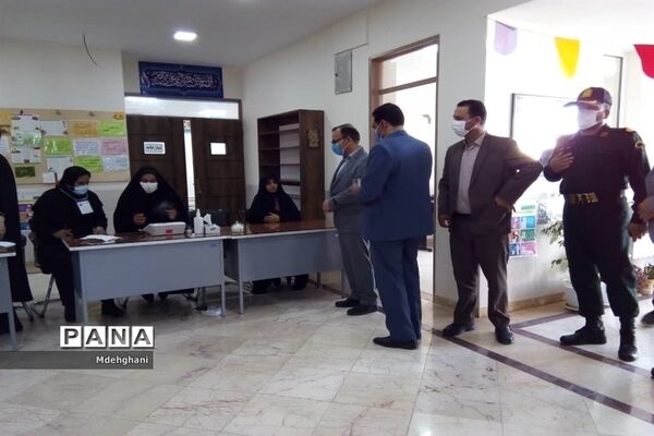 حضور عوامل اجرایی و فرماندار نائین در شعب اخذ رای