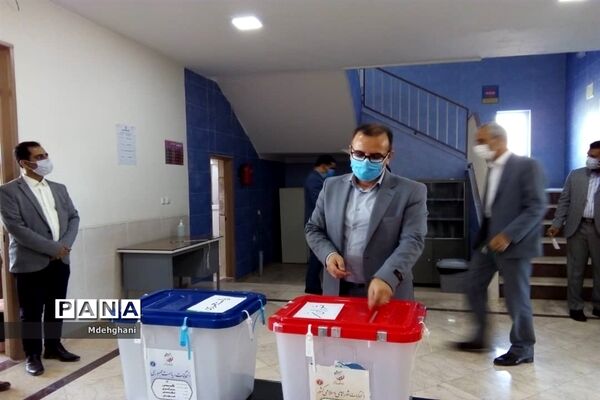 حضور عوامل اجرایی و فرماندار نائین در شعب اخذ رای