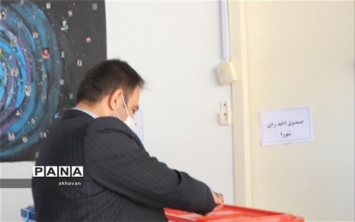فرمانداربهاباد رای خود را به صندوق انداخت