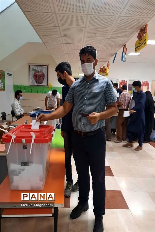 حضور حماسه ساز مردم شیعه و سنی زاهدان پای صندوق رای