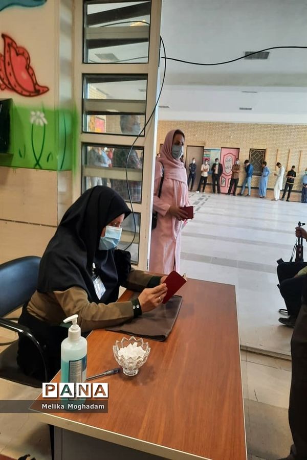 حضور حماسه ساز مردم شیعه و سنی زاهدان پای صندوق رای