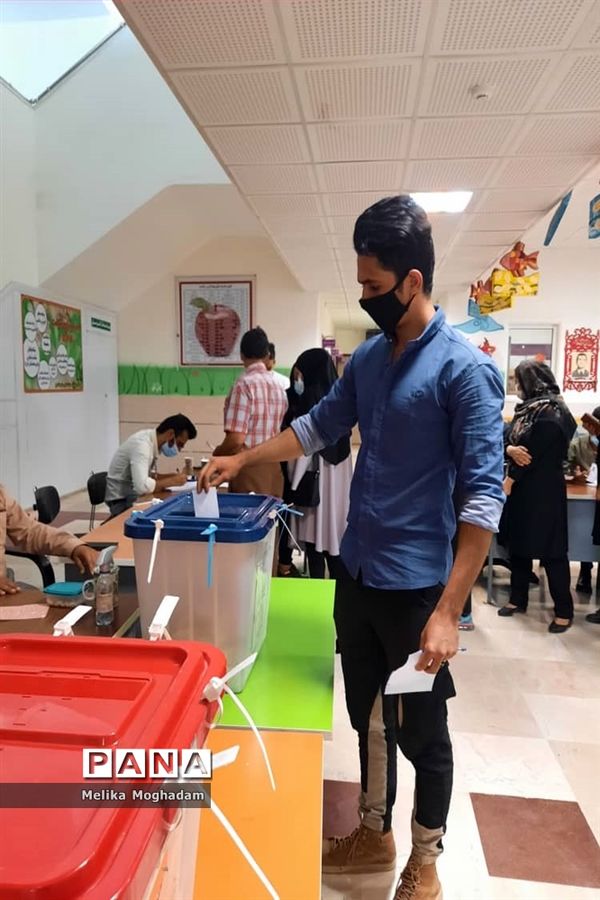 حضور حماسه ساز مردم شیعه و سنی زاهدان پای صندوق رای