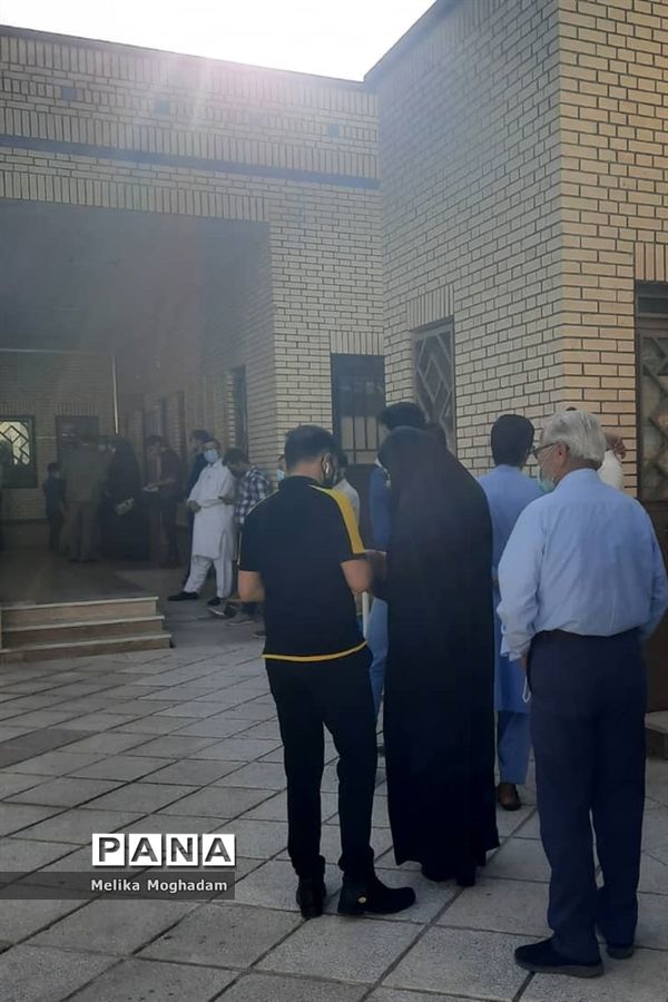 حضور حماسه ساز مردم شیعه و سنی زاهدان پای صندوق رای