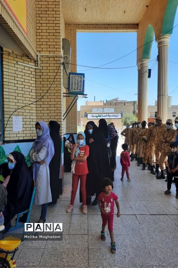 حضور حماسه ساز مردم شیعه و سنی زاهدان پای صندوق رای