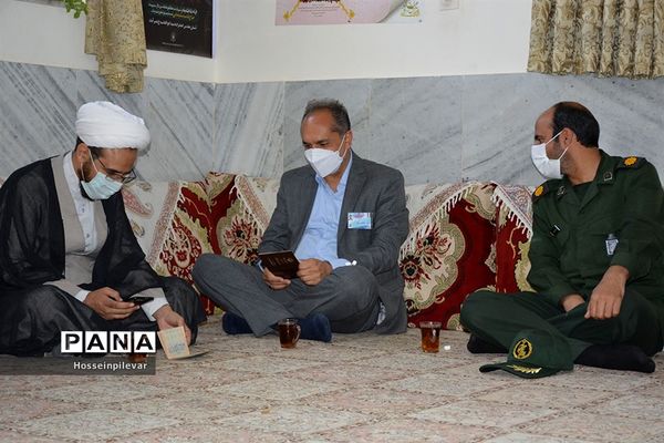 بازدید فرماندار و امام جماعت شهرستان خوسف از شعبه‌های اخذ رای شهرستان خوسف استان خراسان جنوبی