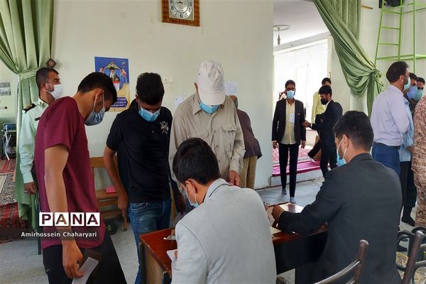 حضور مردم مرزنشین تایباد در پای صندوق های رای