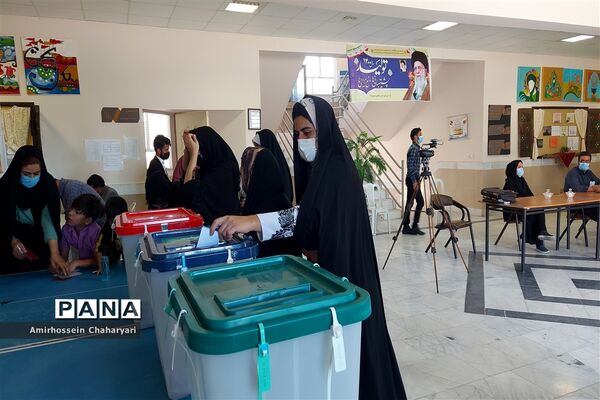 حضور مردم مرزنشین تایباد در پای صندوق های رای