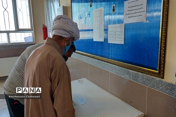 حضور مردم مرزنشین تایباد در پای صندوق های رای