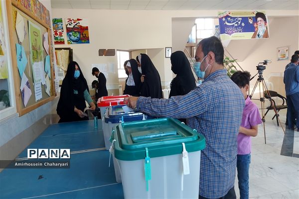 حضور مردم مرزنشین تایباد در پای صندوق های رای