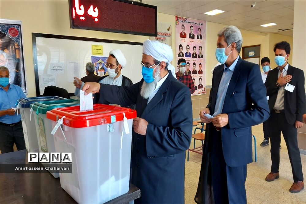 حضور مردم مرزنشین تایباد در پای صندوق های رای
