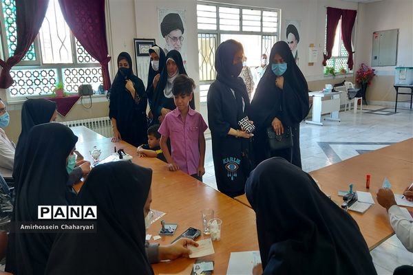 حضور مردم مرزنشین تایباد در پای صندوق های رای