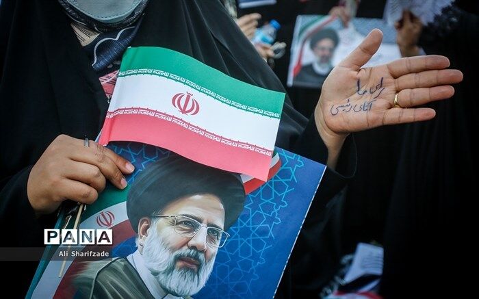برگزاری جشن پیروزی رییسی در میدان امام حسین (ع)