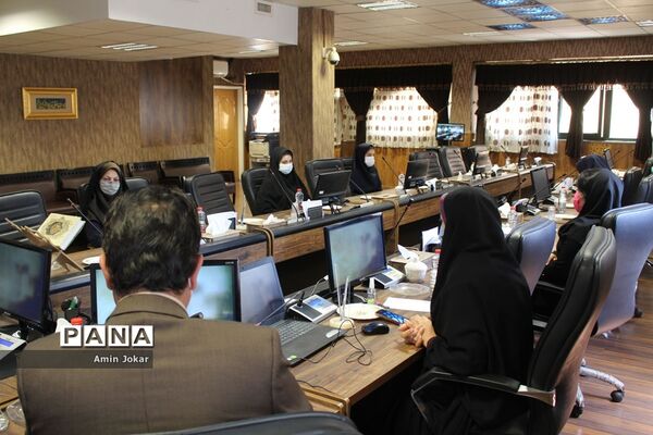 تقدیر از دانش‌آموزان نمونه در فعالیت‌های دانش‌آموزی در دهه کرامت توسط مدیرکل آموزش و پرورش فارس