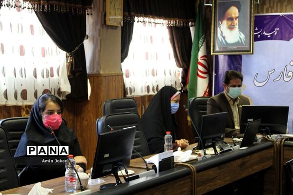 تقدیر از دانش‌آموزان نمونه در فعالیت‌های دانش‌آموزی در دهه کرامت توسط مدیرکل آموزش و پرورش فارس
