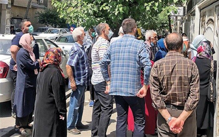 ازدحام سالمندان برای تزریق واکسن با دریافت پیامک‌های اشتباه