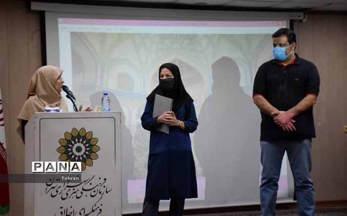 اهدای جوایز برگزیدگان مسابقه عکاسی «لحظه دیدار » در فرهنگسرای اخلاق منطقه ۱۴