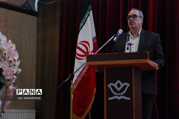 تجلیل از دانش‌آموزان پسر برگزیده مسابقات فرهنگی‌هنری در ناحیه یک شهرری
