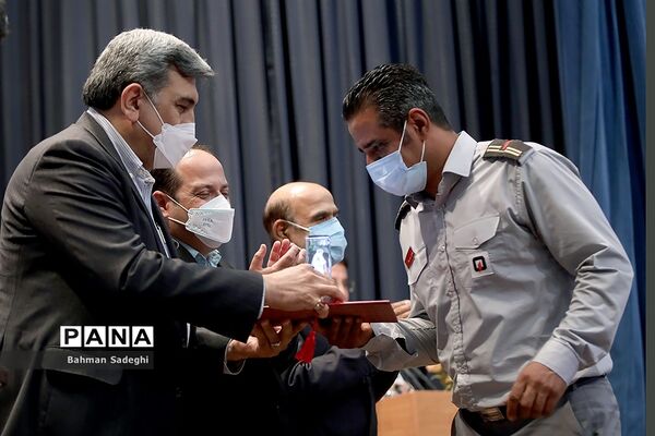 مراسم تقدیر از آتش نشانان حریق پالایشگاه تهران