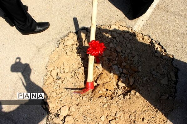آغاز عملیات اجرایی احداث مدرسه زنده نام رضا دباش در بوشهر