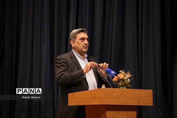 آیین واگذاری ماشین آلات و تجهیزات به مناطق زلزله زده سی سخت و سیل زدگان سیستان و بلوچستان