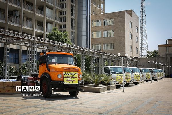 آیین واگذاری ماشین آلات و تجهیزات به مناطق زلزله زده سی سخت و سیل زدگان سیستان و بلوچستان