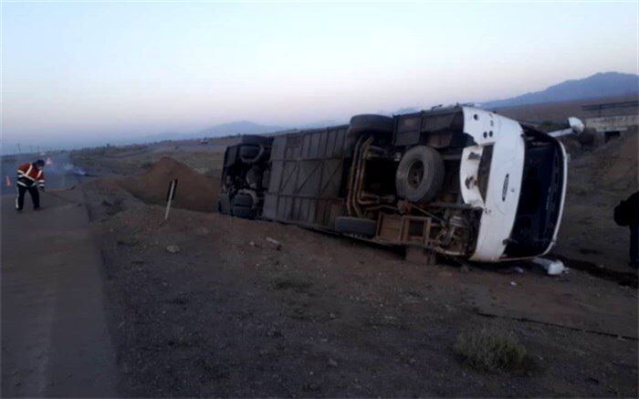 واژگونی اتوبوس مسافربری در محور دامغان - شاهرود؛ 33 نفر مصدوم شدند