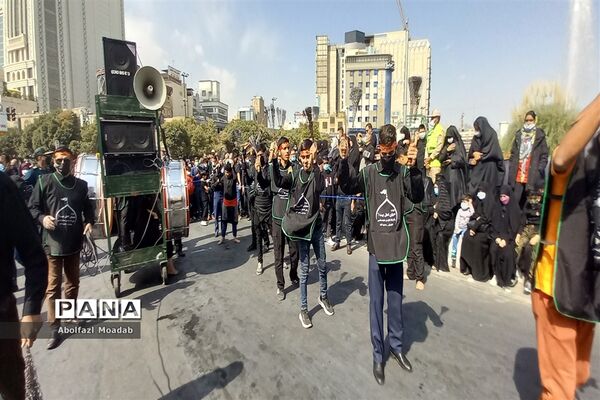 عزاداری پرشور زائرین و مجاورین مشهد مقدس در روز شهادت امام رضا(ع)
