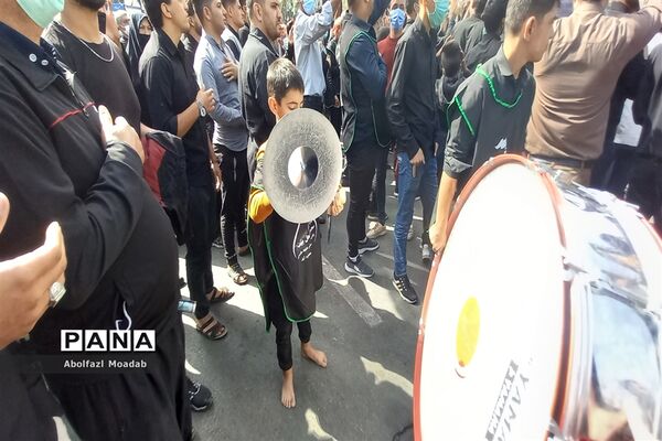 عزاداری پرشور زائرین و مجاورین مشهد مقدس در روز شهادت امام رضا(ع)