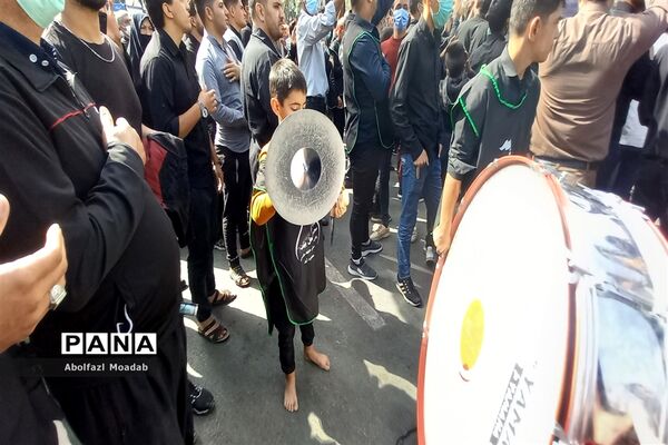 عزاداری پرشور زائرین و مجاورین مشهد مقدس در روز شهادت امام رضا(ع)
