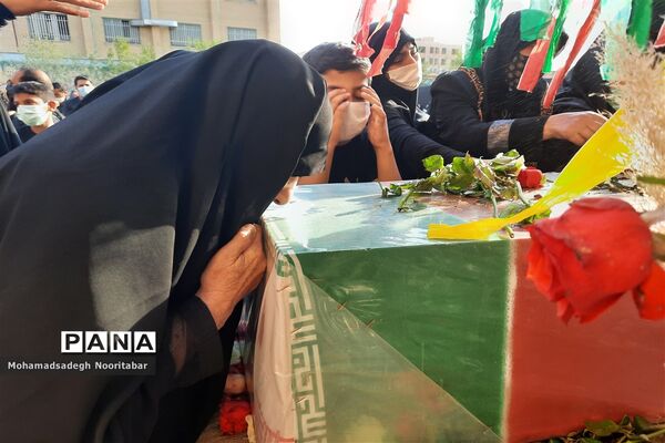 مراسم تشیع شهید گمنام در مدرسه لقمان حکیم منطقه ۱۵