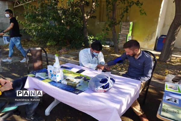 برپایی غرفه‌های مهربانی و کمک‌های مومنانه درمحله کیانشهر منطقه ۱۵