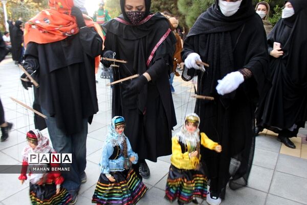 «شادپیمایی عروسک ها» به مناسبت هفته ملی کودک در قم