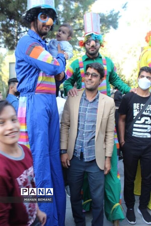 «شادپیمایی عروسک ها» به مناسبت هفته ملی کودک در قم
