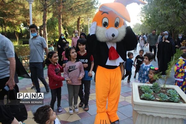 «شادپیمایی عروسک ها» به مناسبت هفته ملی کودک در قم